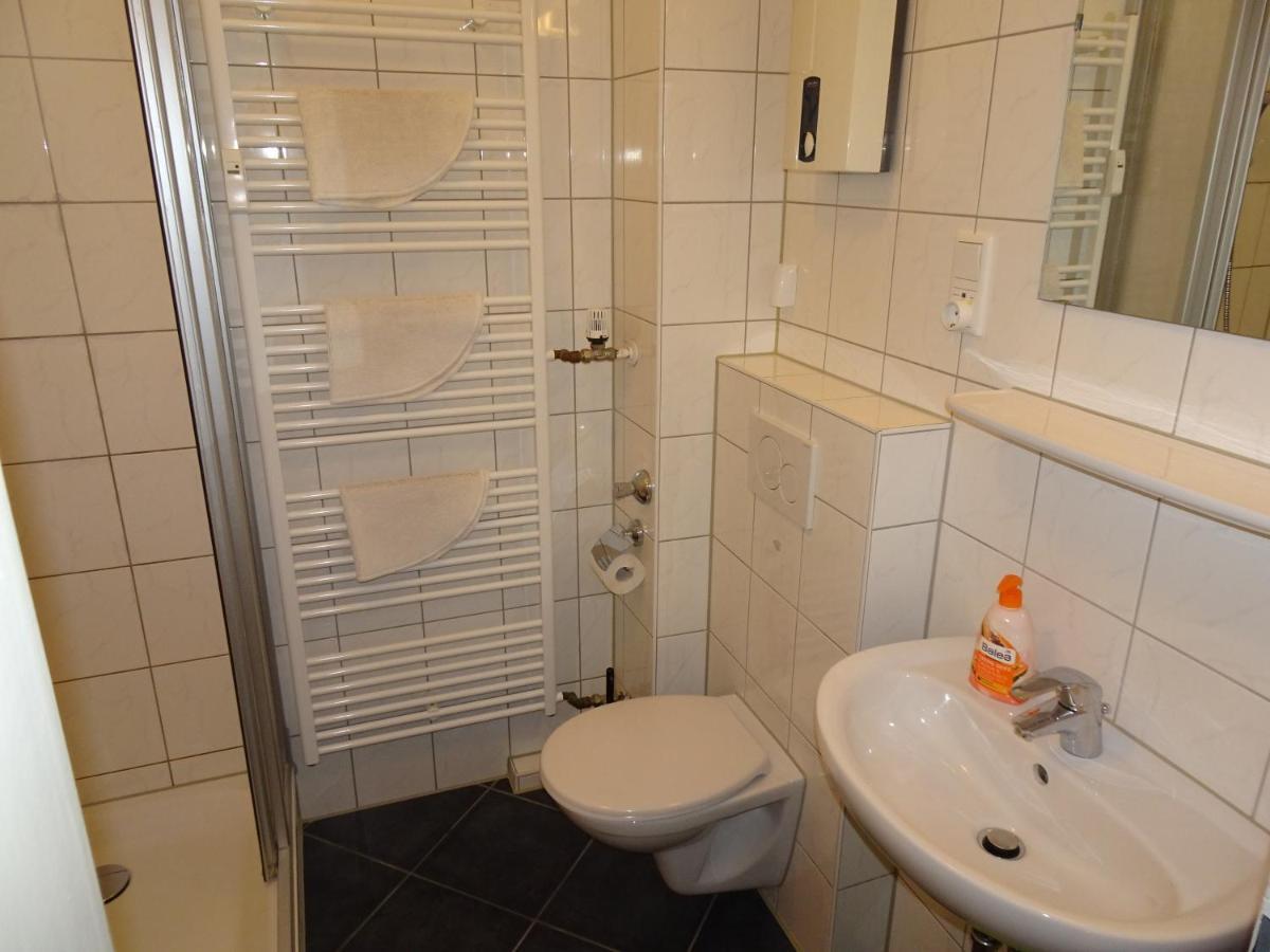 Zimmer mit Queensize-Bett und Gemeinschaftsbad